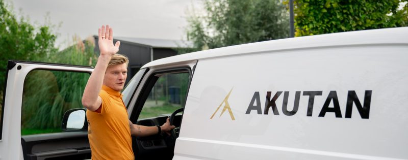 2309 - Adviseur_bus_Akutan_zwaaien